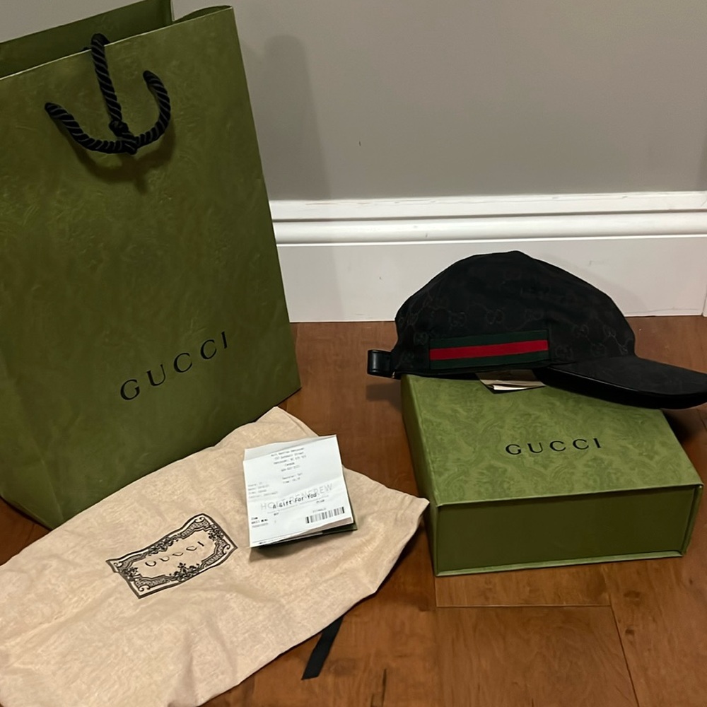 Full set Gucci hat.
